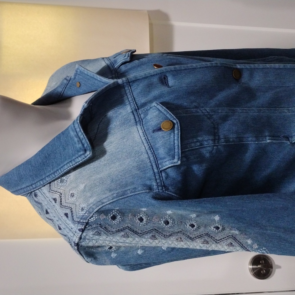 Coldwater Creek womens blue denim jeans jacket with embroidery. Medium
